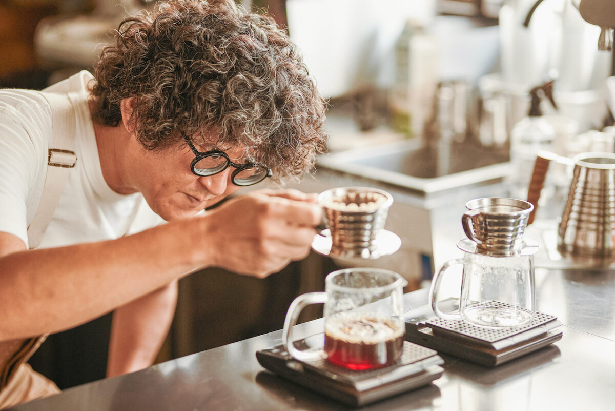 Barista preparando café de especialidad en Japón, BAGTOWN COFFEE.