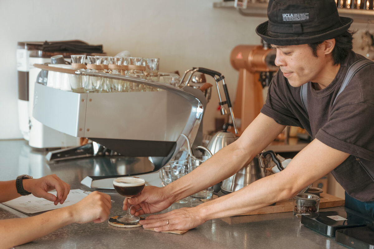 스페셜티 커피를 제공하는 타이페이에 있는 Oasis Coffee Roaster의 접객